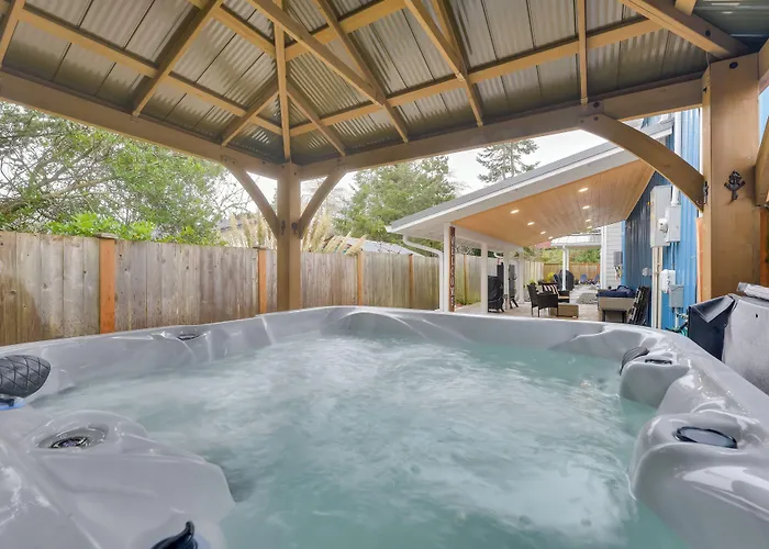Westport Home W/ Hot Tub: 2 Blocks To Beach!