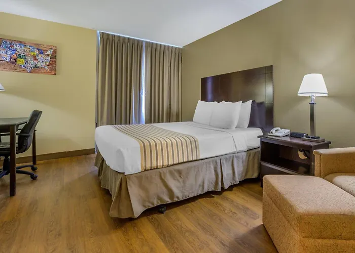 Econo Lodge Inn & Suites Triadelphia - Wheeling