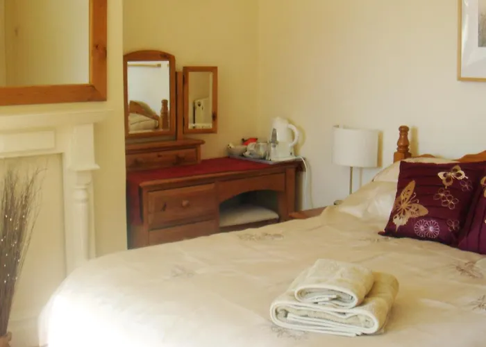 Harlequin Guest House With Parking