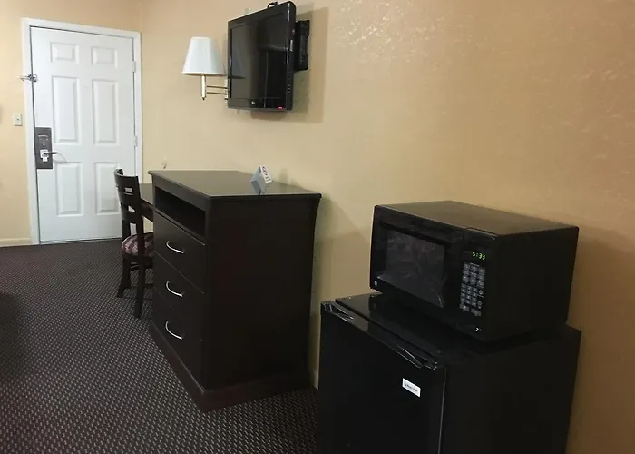 Redwood Inn - White Hall