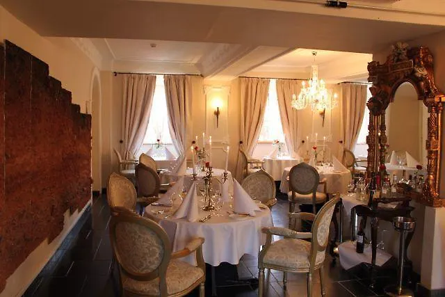 Schlosshotel Burghaus Kronenburg