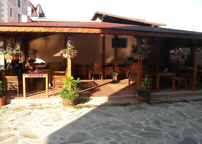 Hotel Black Sea - Breakfast, Pool & Free Parking