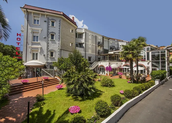 Hotel Riviera 3 Stelle Con Piscina Estiva Gratuita E Garage A Pagamento