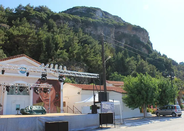 Samaina Port Hotel
