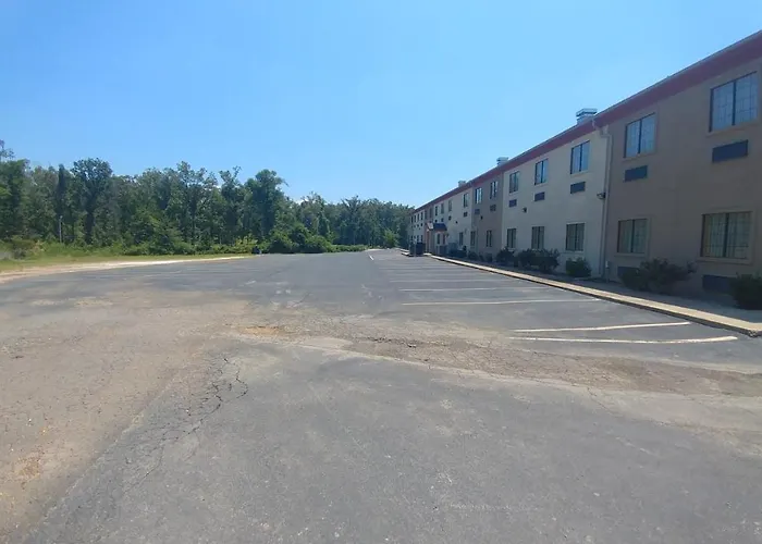 Hiway Inn Express & Suites