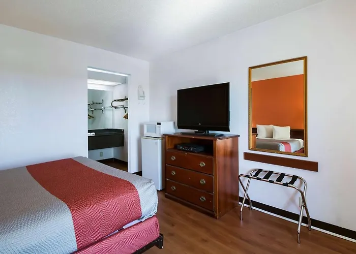 Motel 6-Holyoke, Ma