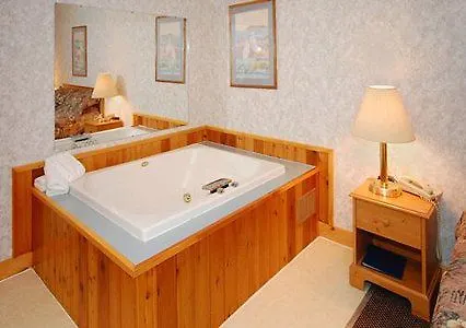 Econo Lodge Inn & Suites