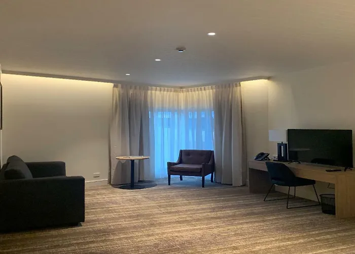 Porter'S Plainland Hotel
