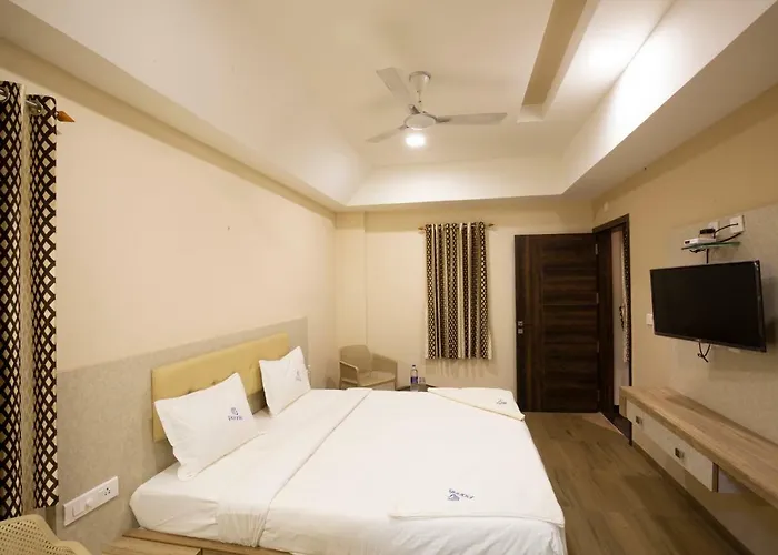 Ponnis Hotel