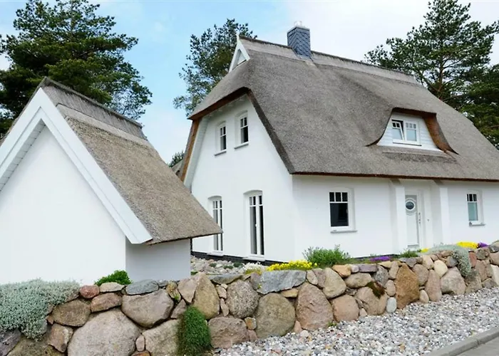 Ferienhaus Rubin mit Sauna und Kamin, Reetdachhaus am Walde