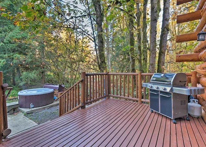 Riverfront Cabin W/ Hot Tub: 2 Mi To Eagle Falls