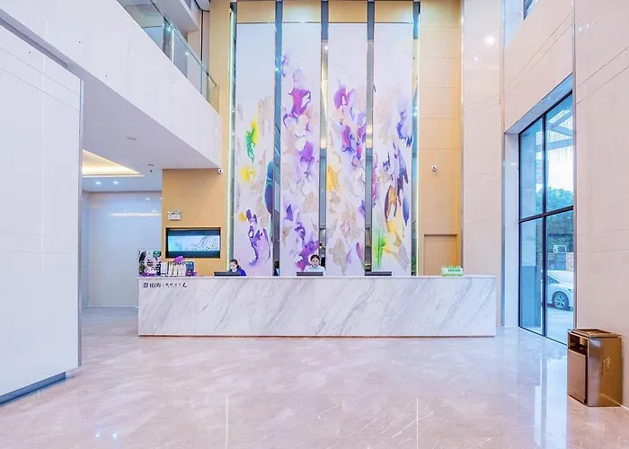 Lavande Hotel Zhaoqing Qixingyan Scenic Spot Yihua International Square